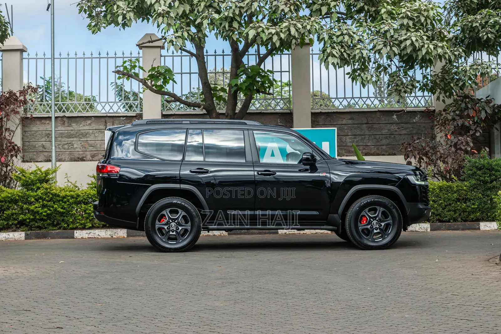 Toyota Land Cruiser LC300 2023 Black