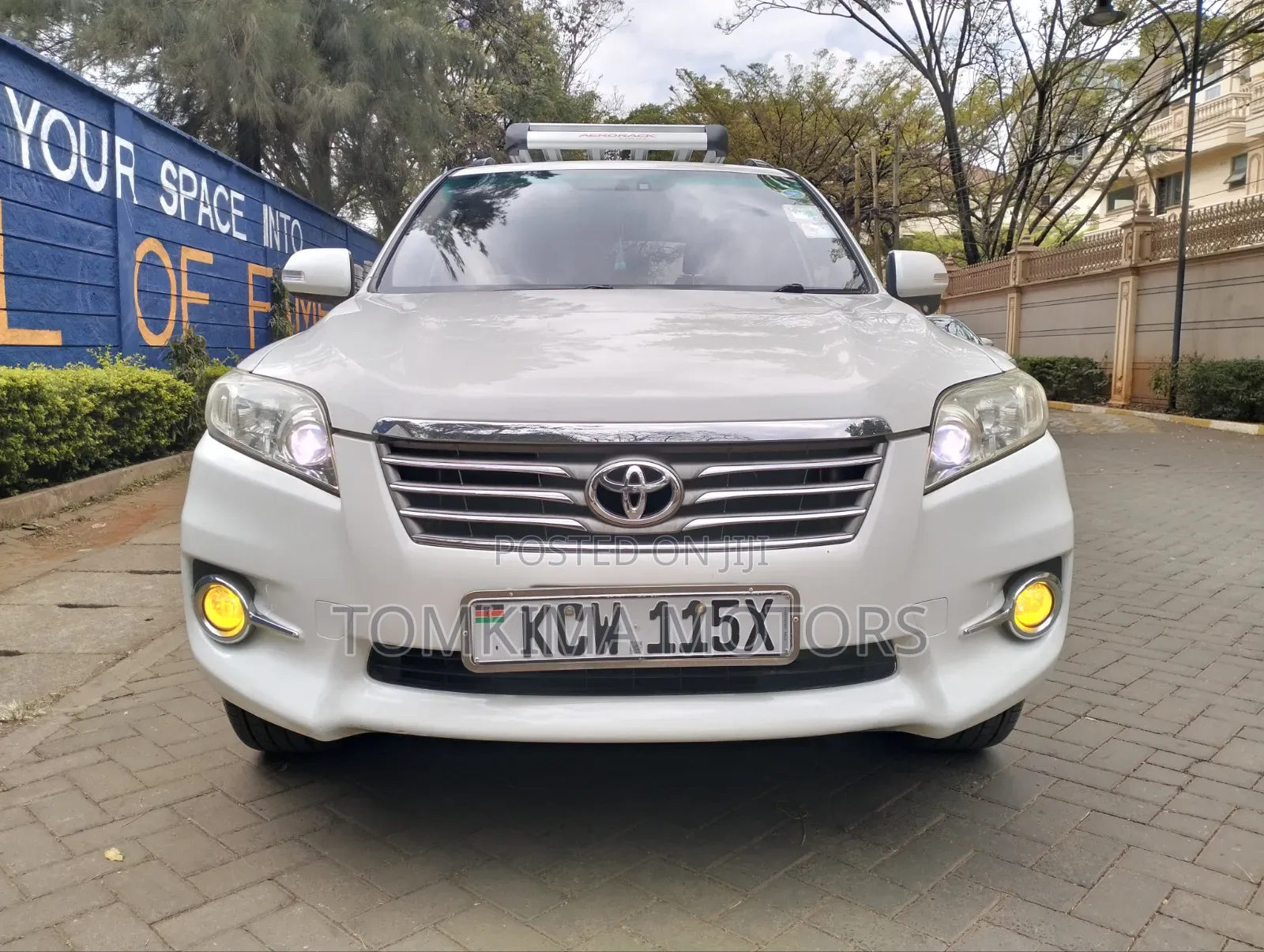 Toyota Vanguard 2012 White