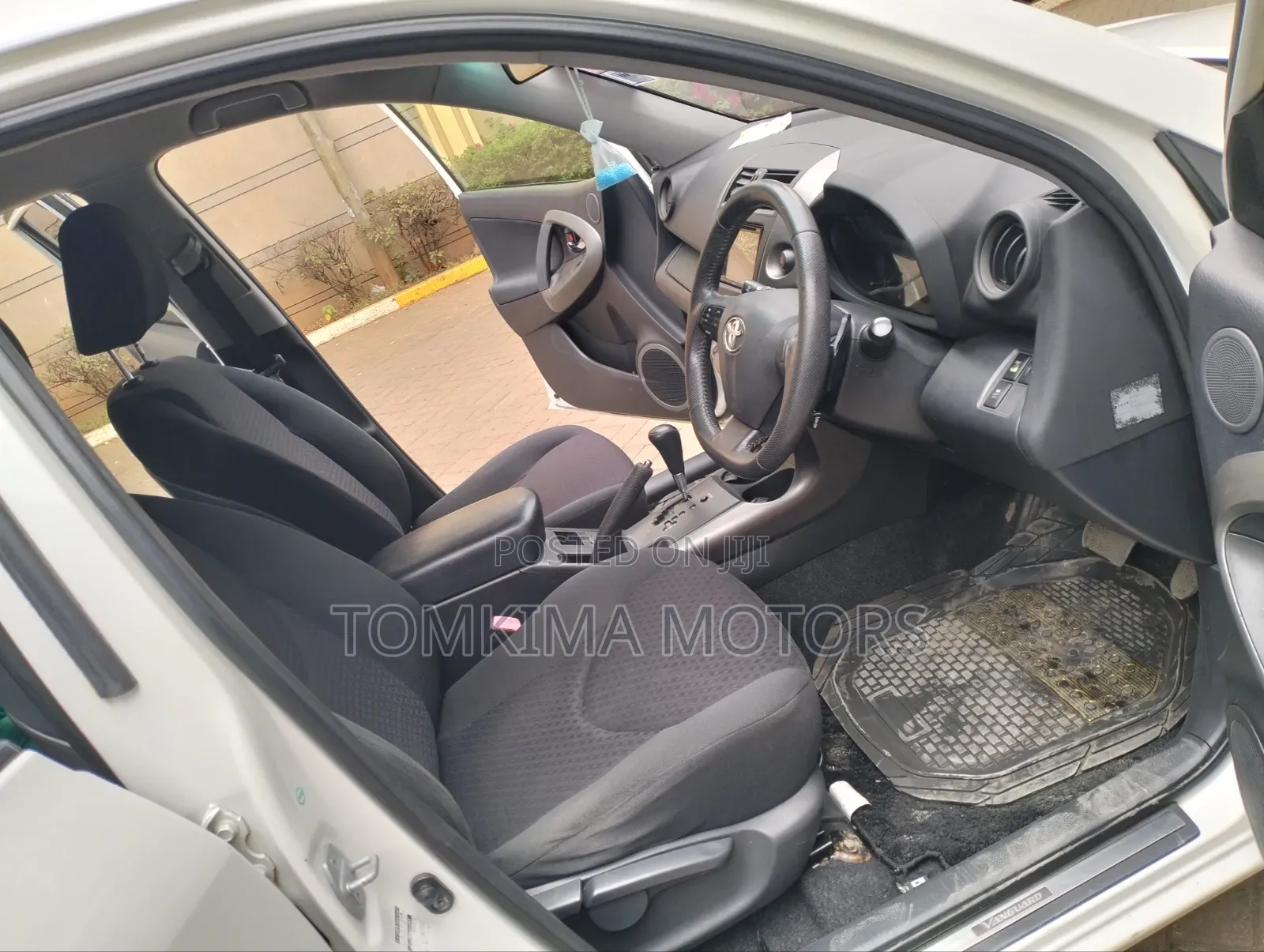 Toyota Vanguard 2012 White
