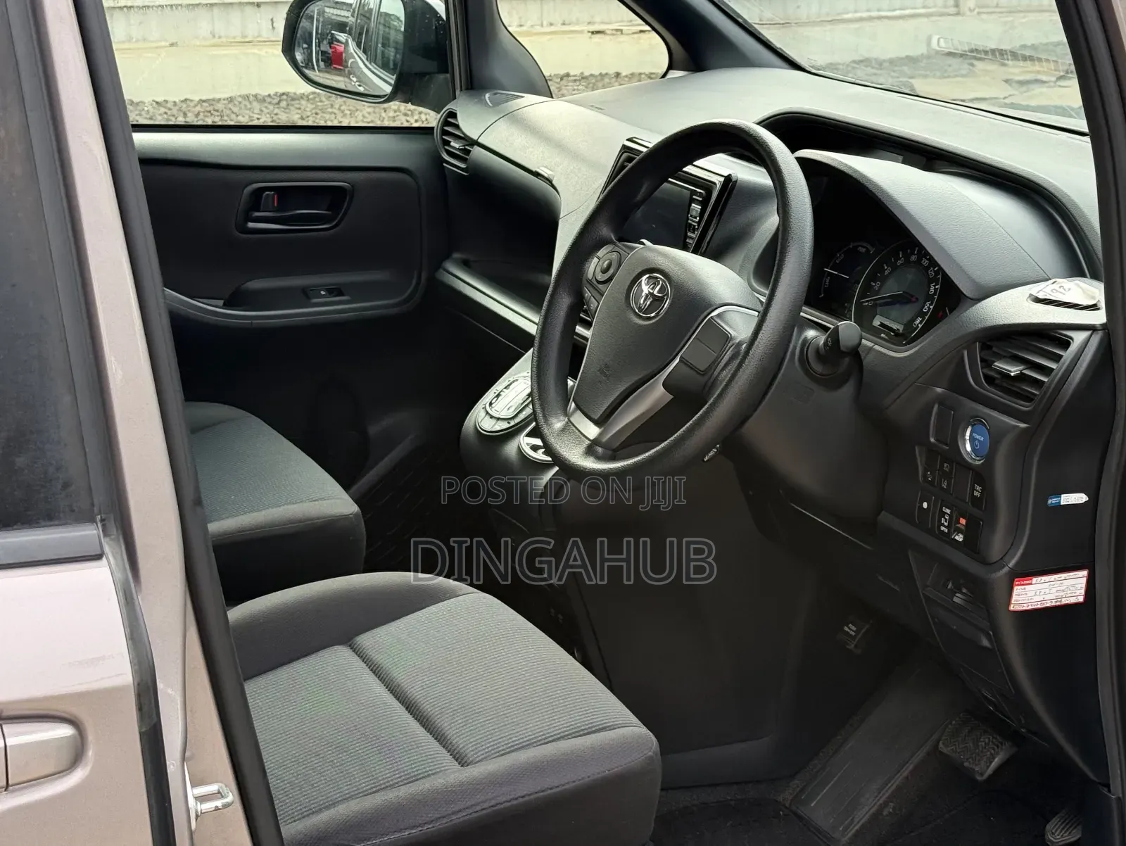 Toyota Noah 1.8 FWD Hybrid (7 seater) 2019 Brown