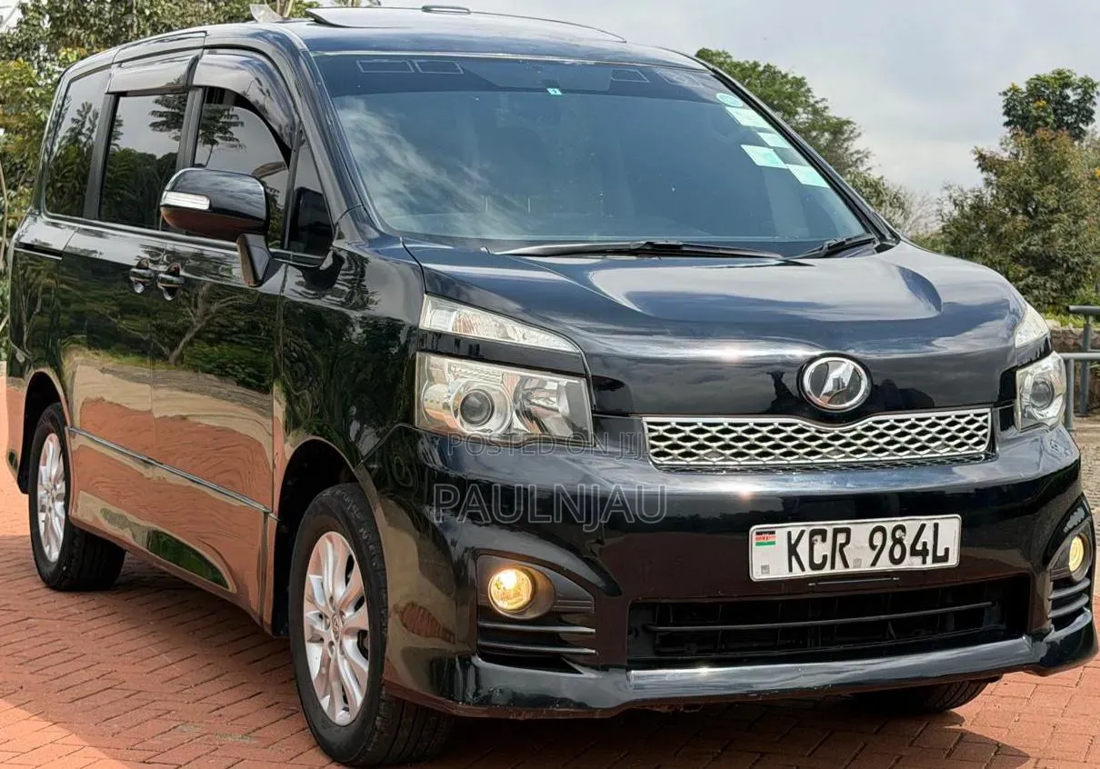 Toyota Voxy 2011