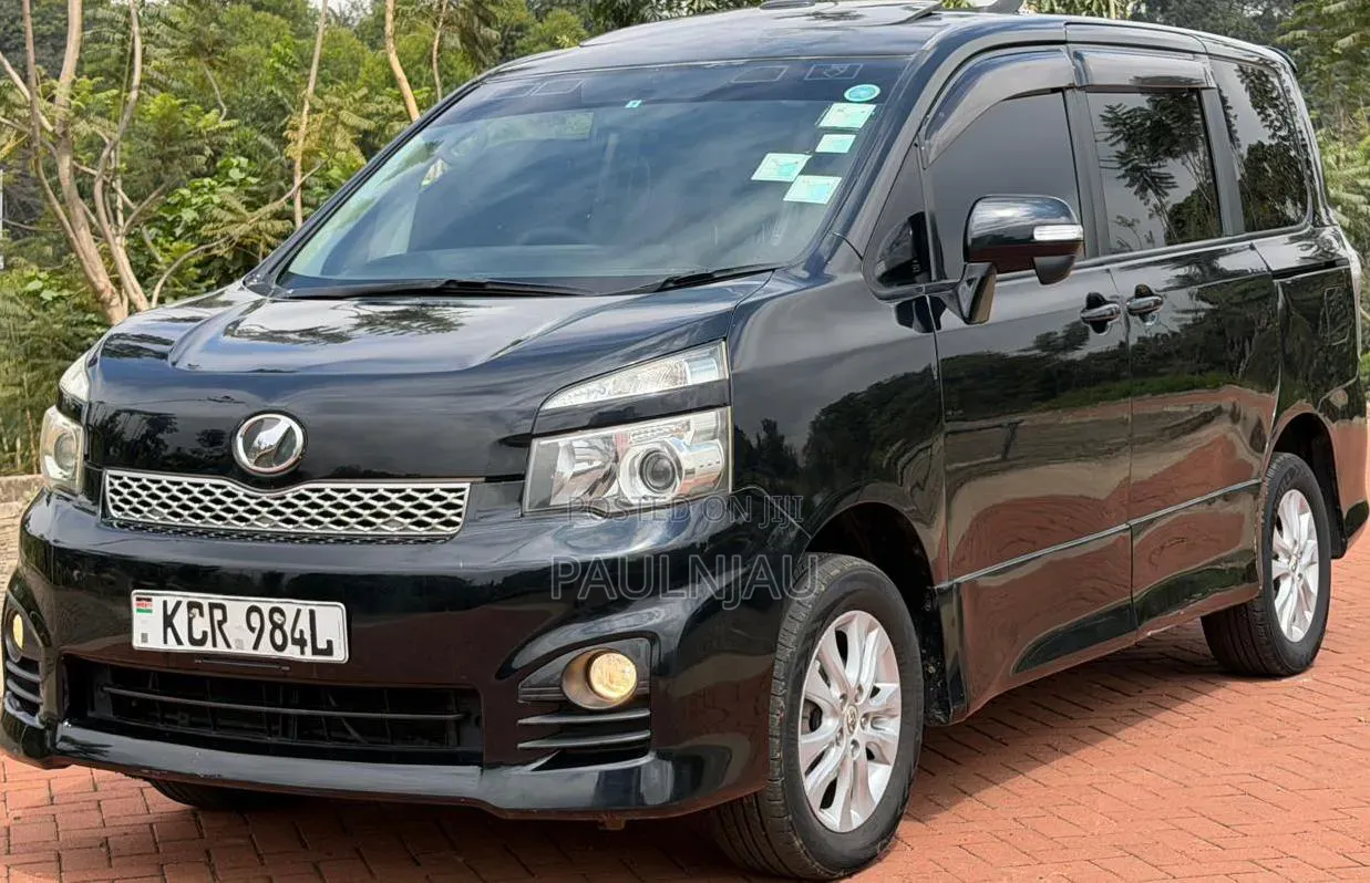 Toyota Voxy 2011