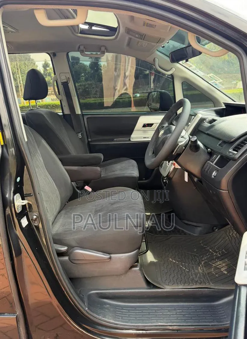 Toyota Voxy 2011