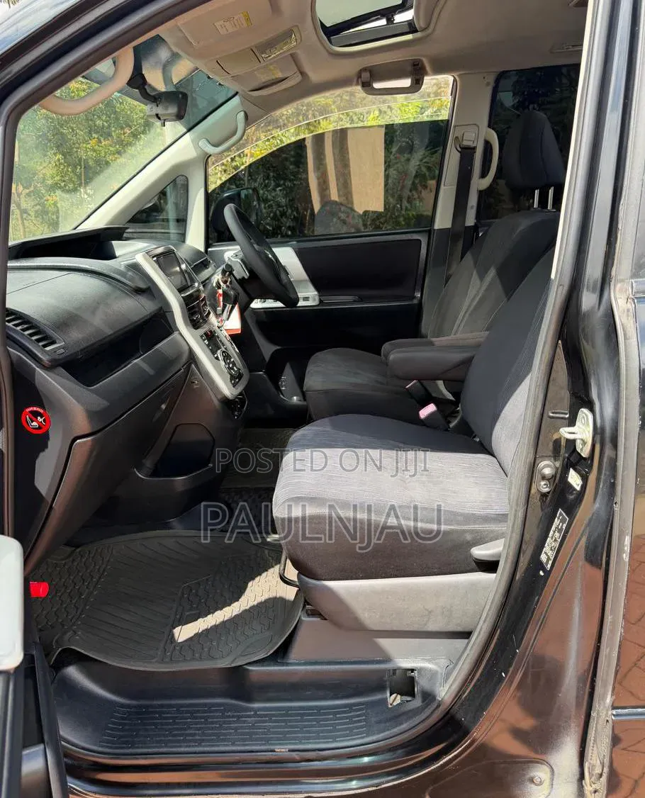 Toyota Voxy 2011