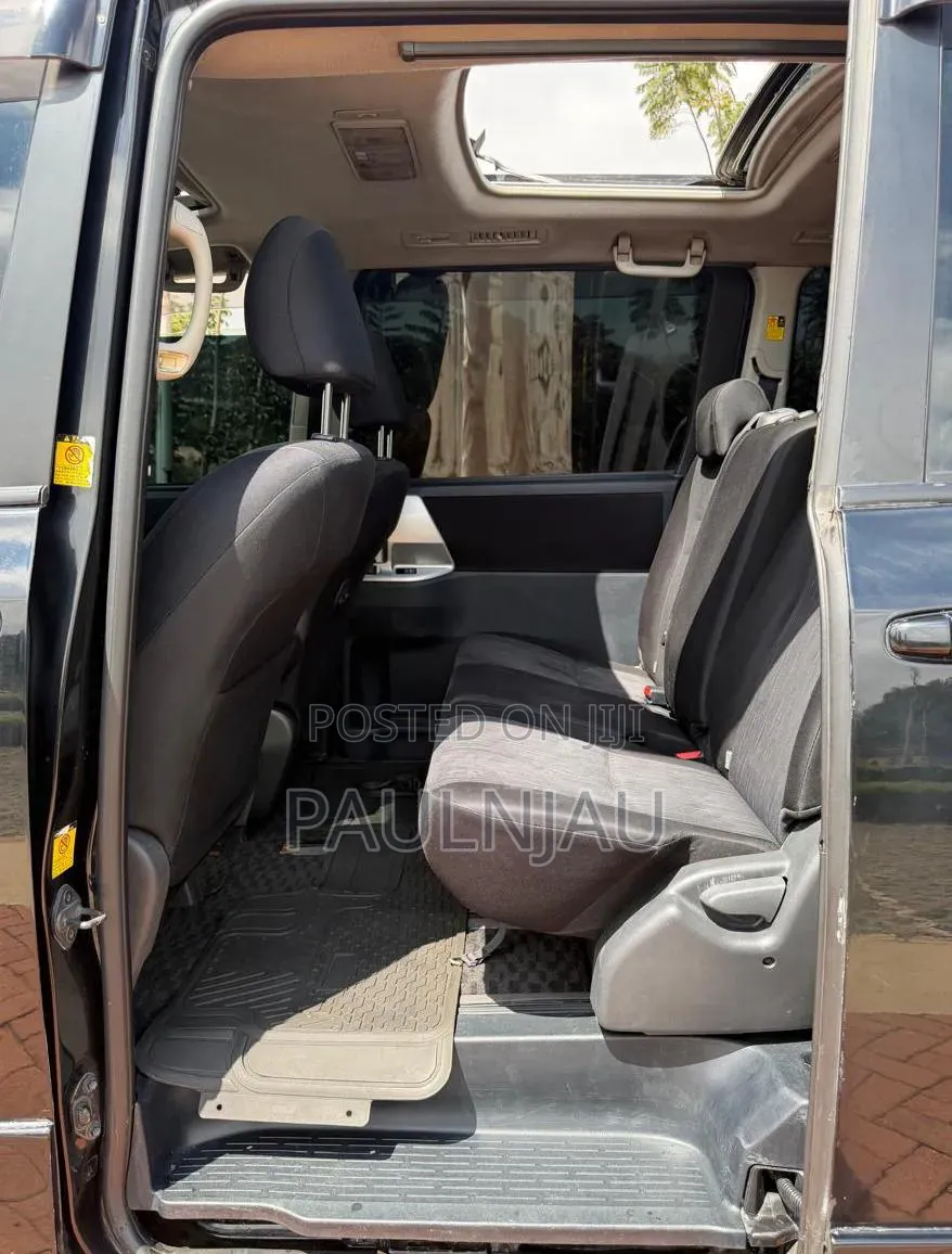 Toyota Voxy 2011