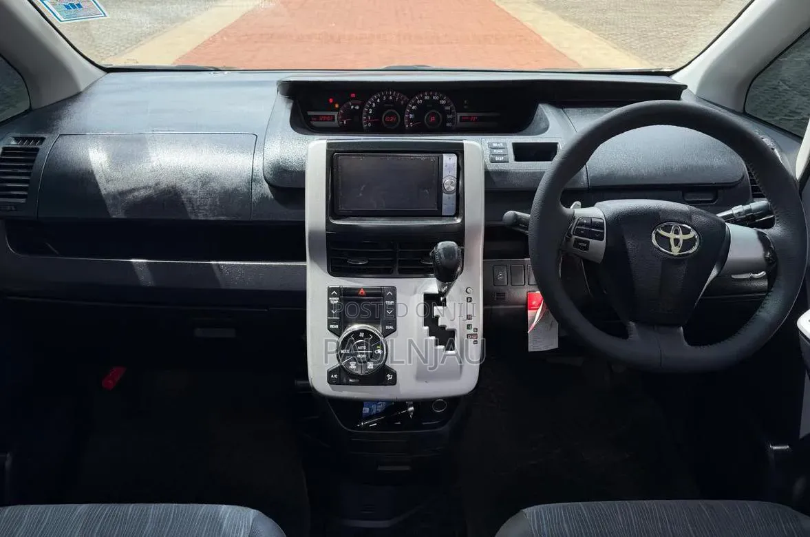 Toyota Voxy 2011