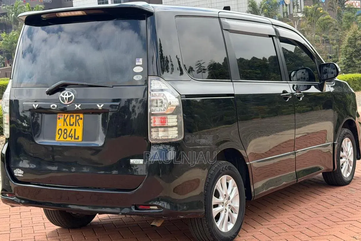 Toyota Voxy 2011