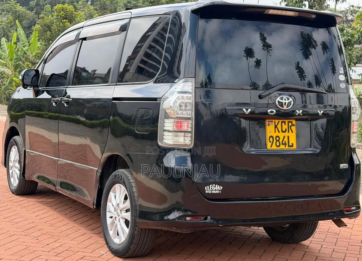Toyota Voxy 2011