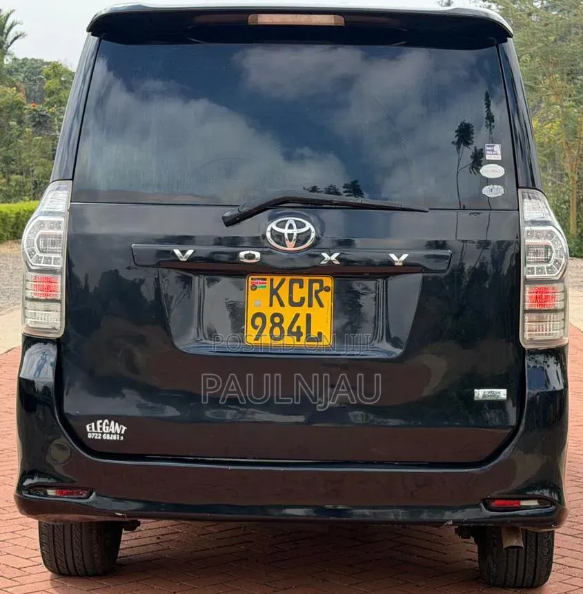 Toyota Voxy 2011