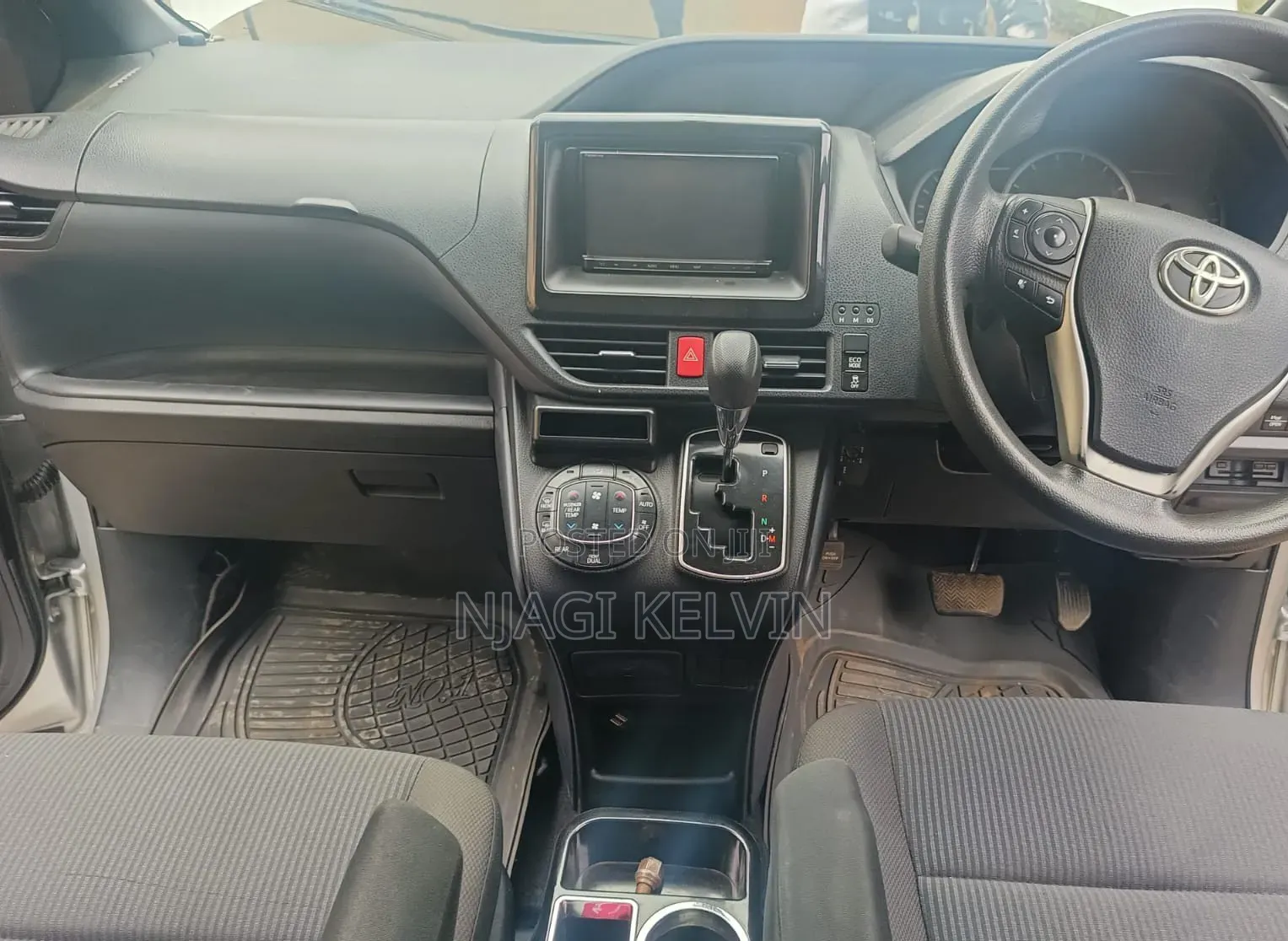 Toyota Noah 2015 Silver