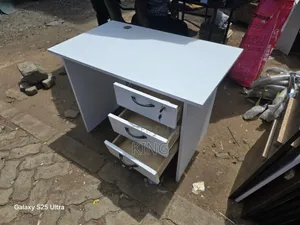 Office Desk With Shap Coner