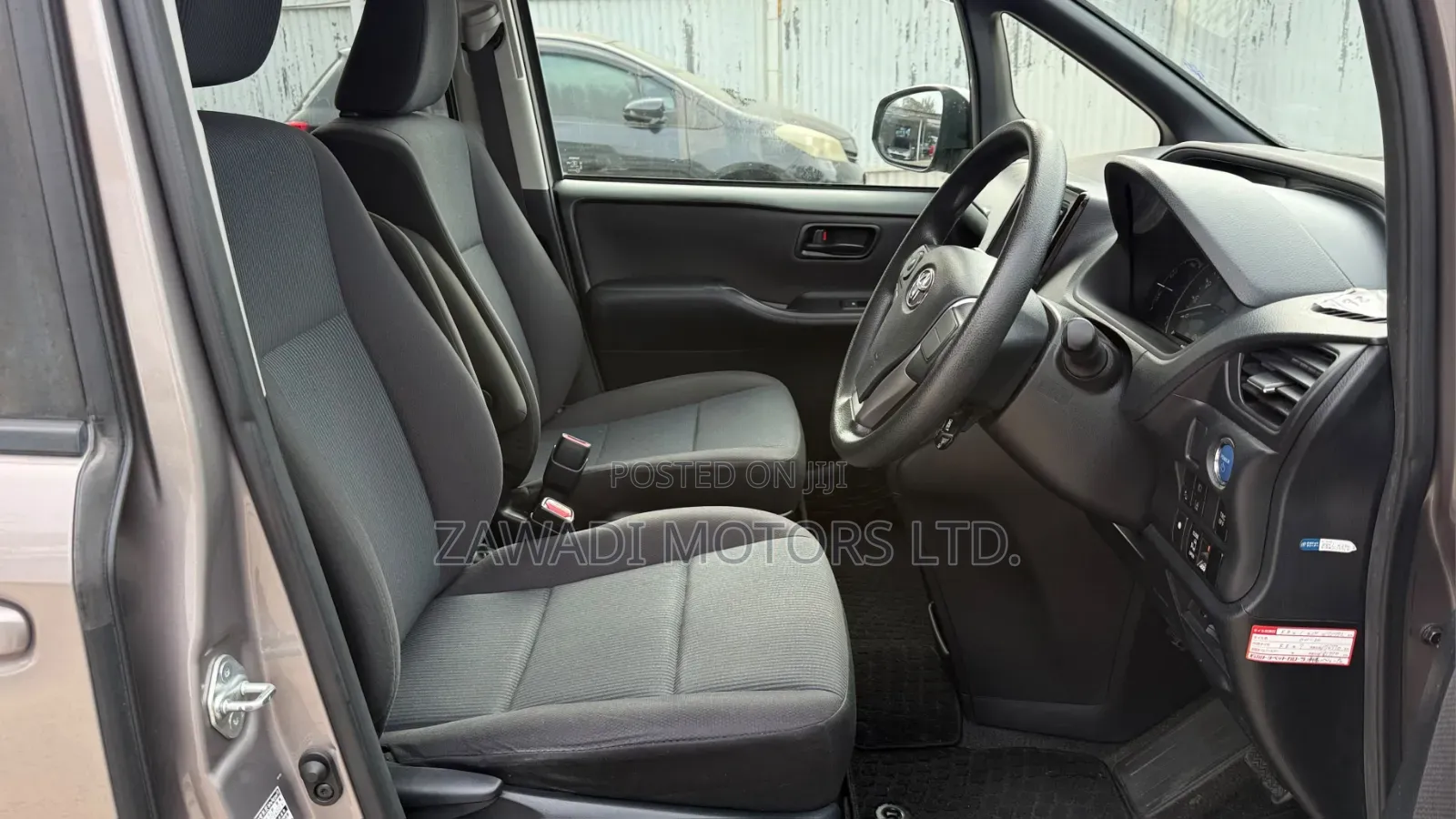 Toyota Noah 1.8 FWD Hybrid (7 seater) 2019 Gray