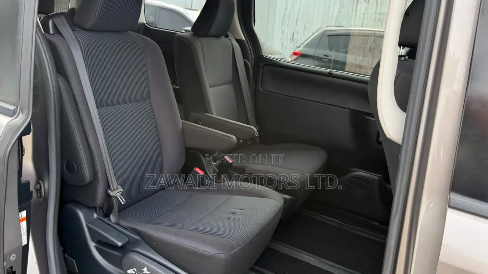 Toyota Noah 1.8 FWD Hybrid (7 seater) 2019 Gray
