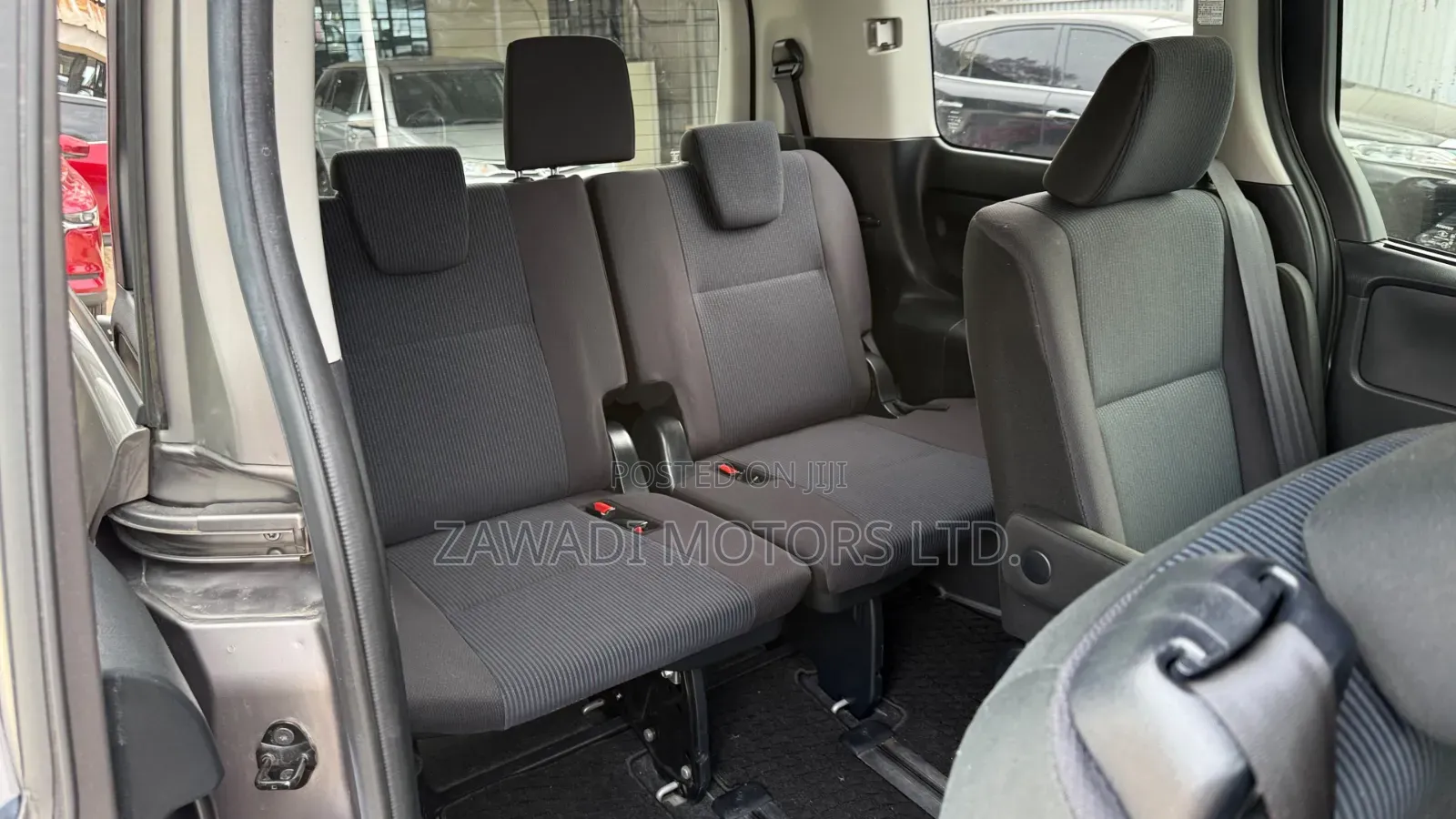 Toyota Noah 1.8 FWD Hybrid (7 seater) 2019 Gray