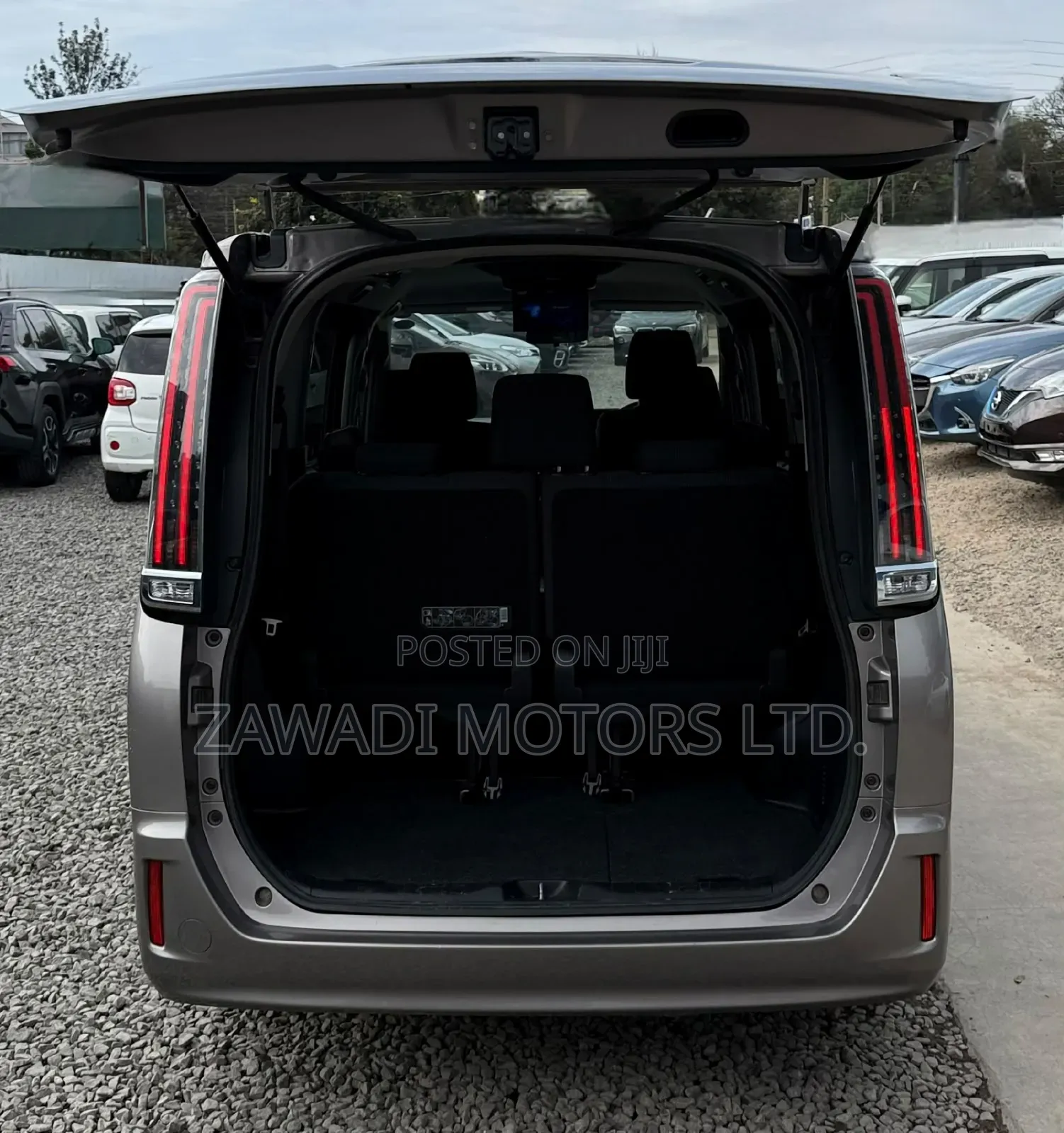 Toyota Noah 1.8 FWD Hybrid (7 seater) 2019 Gray