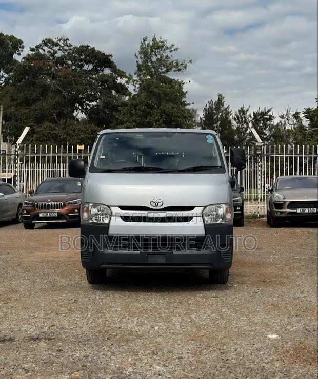Toyota HiAce 2018 Silver - thumbnail 3