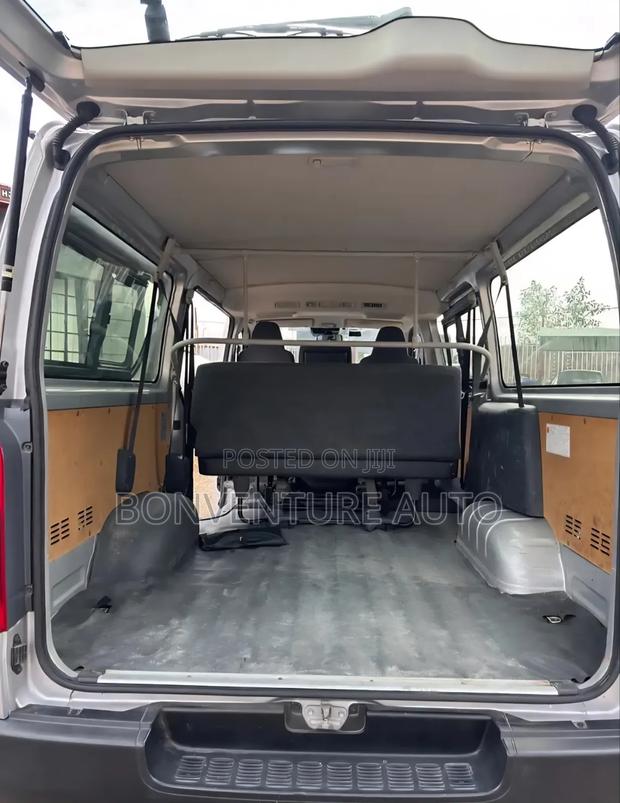 Toyota HiAce 2018 Silver - thumbnail 8