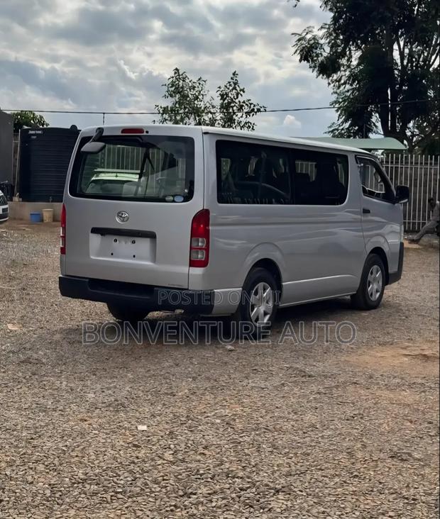 Toyota HiAce 2018 Silver - thumbnail 10