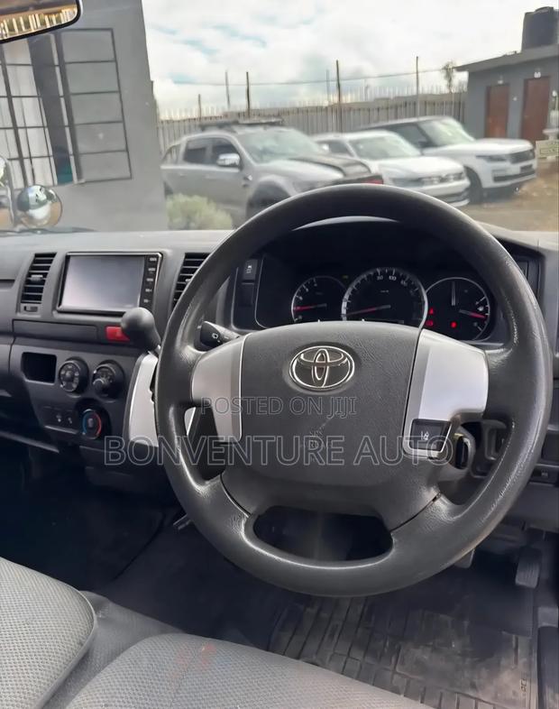 Toyota HiAce 2018 Silver - thumbnail 11