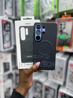 Samsung Galaxy S26 Ultra Carbon Magnet Case in Black.