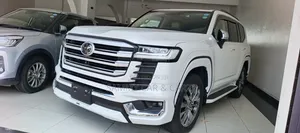 Toyota Land Cruiser LC300 2023 White