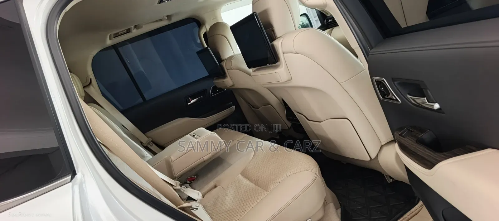 Toyota Land Cruiser LC300 2023 White