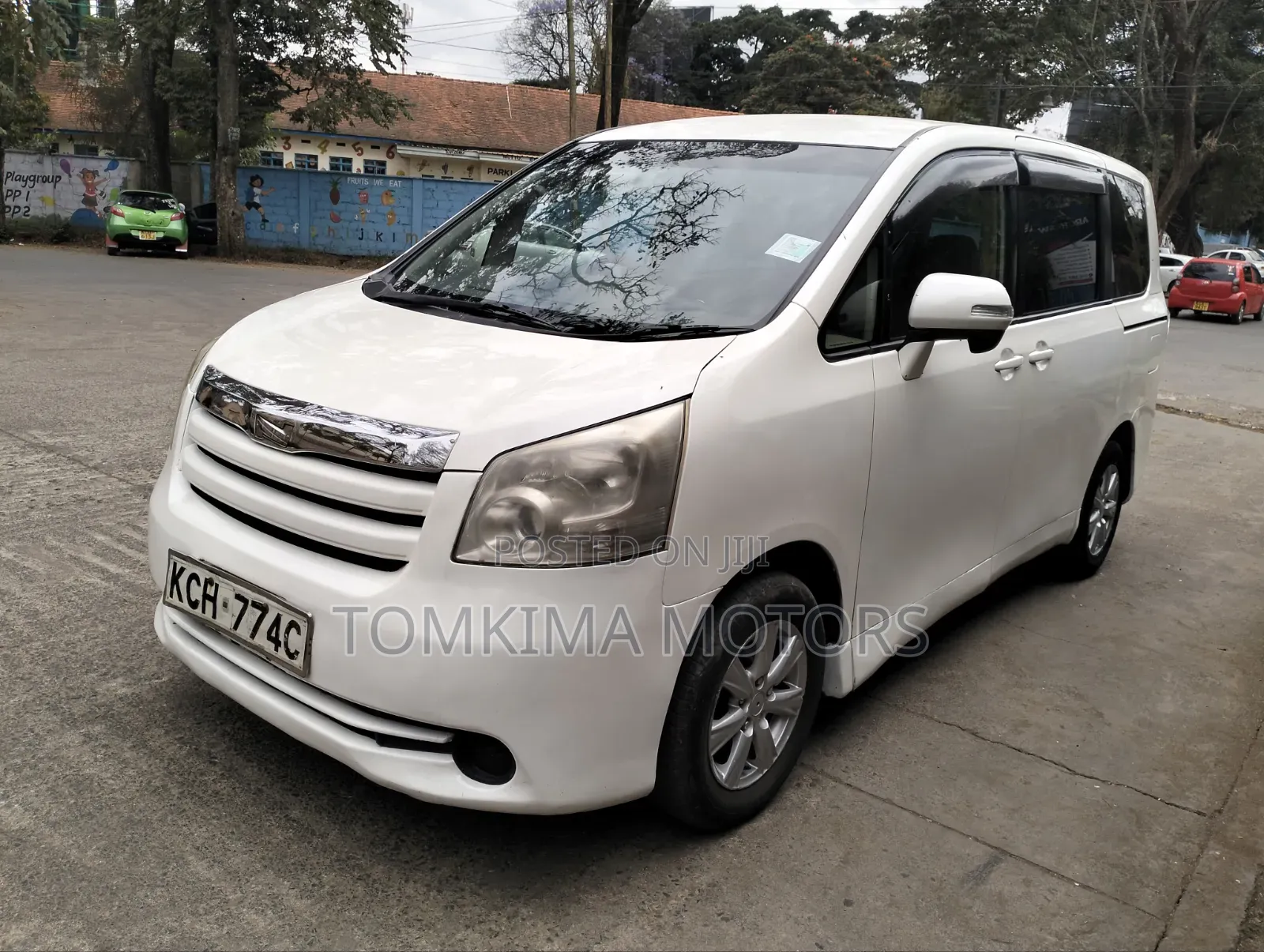 Toyota Noah 2009 White