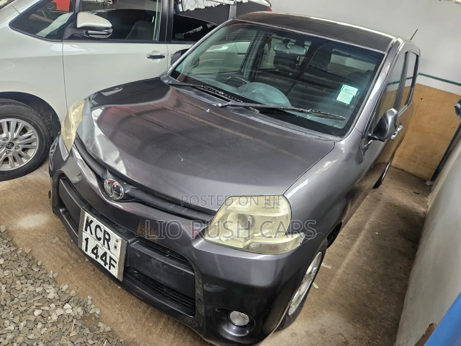 Toyota Sienta 2011 Gray