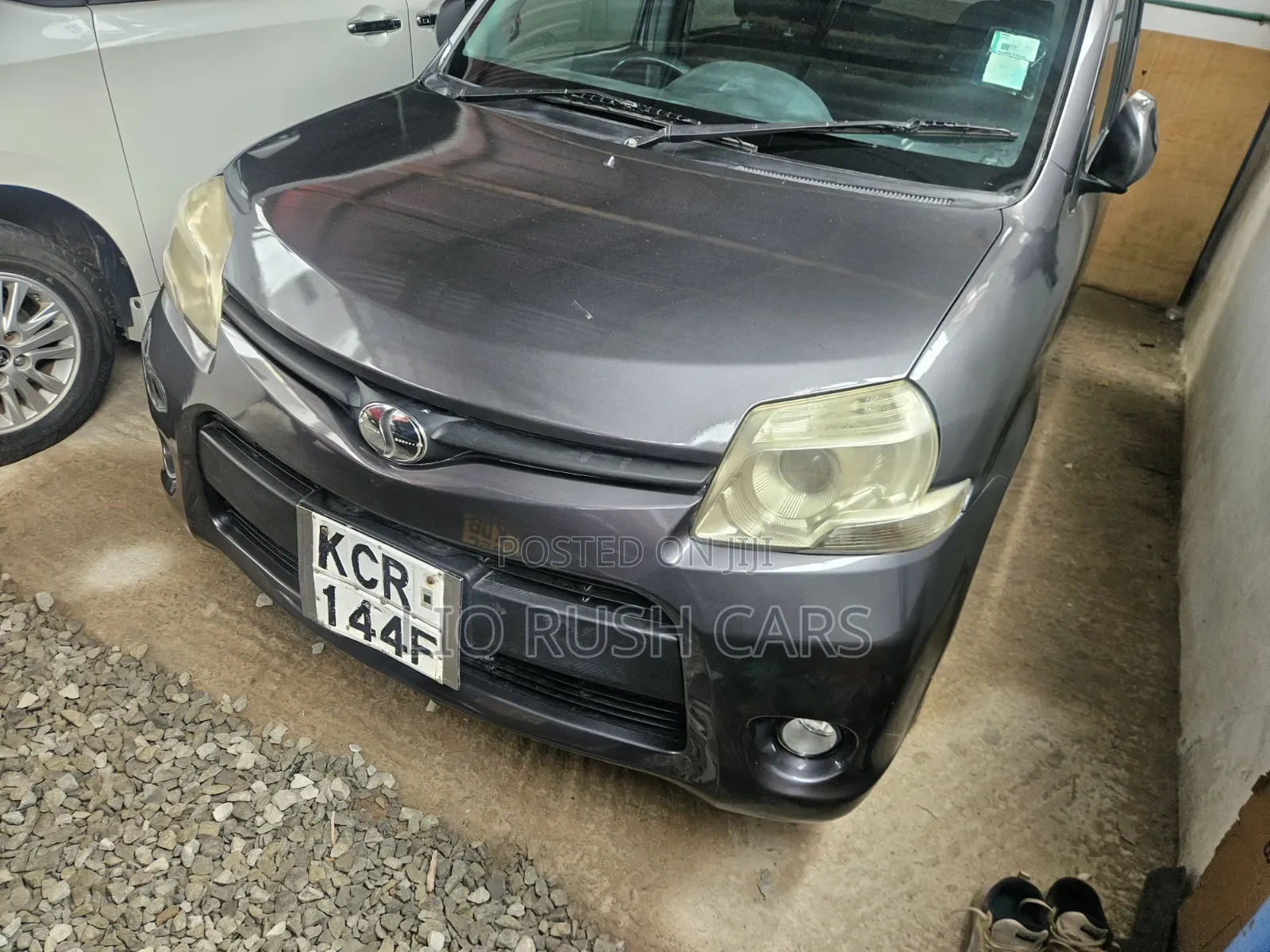 Toyota Sienta 2011 Gray