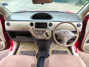 Toyota Sienta 2013