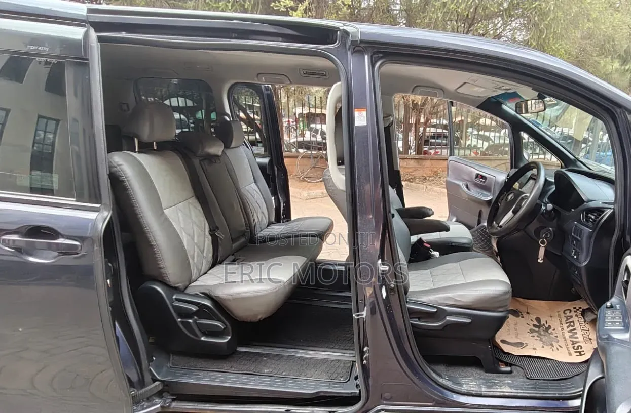 Toyota Voxy 2015 Blue