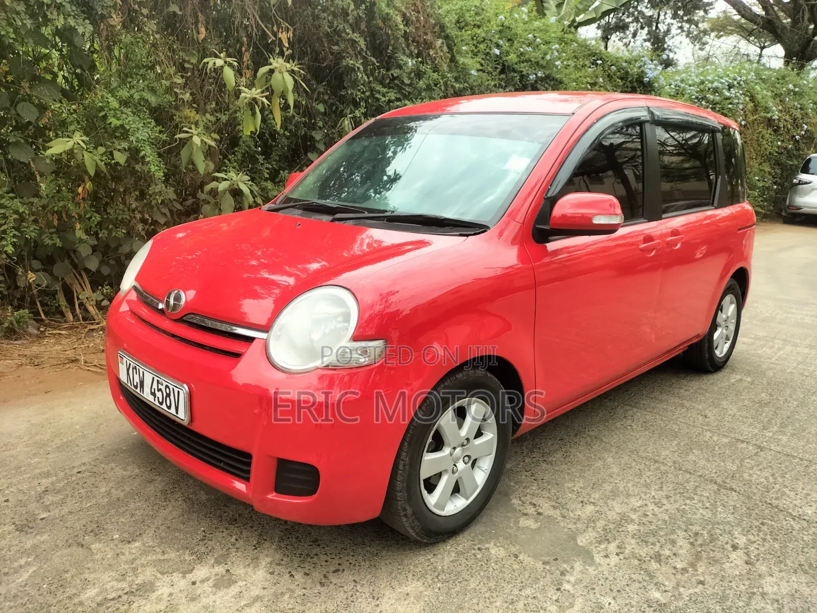 Toyota Sienta 2012 Red