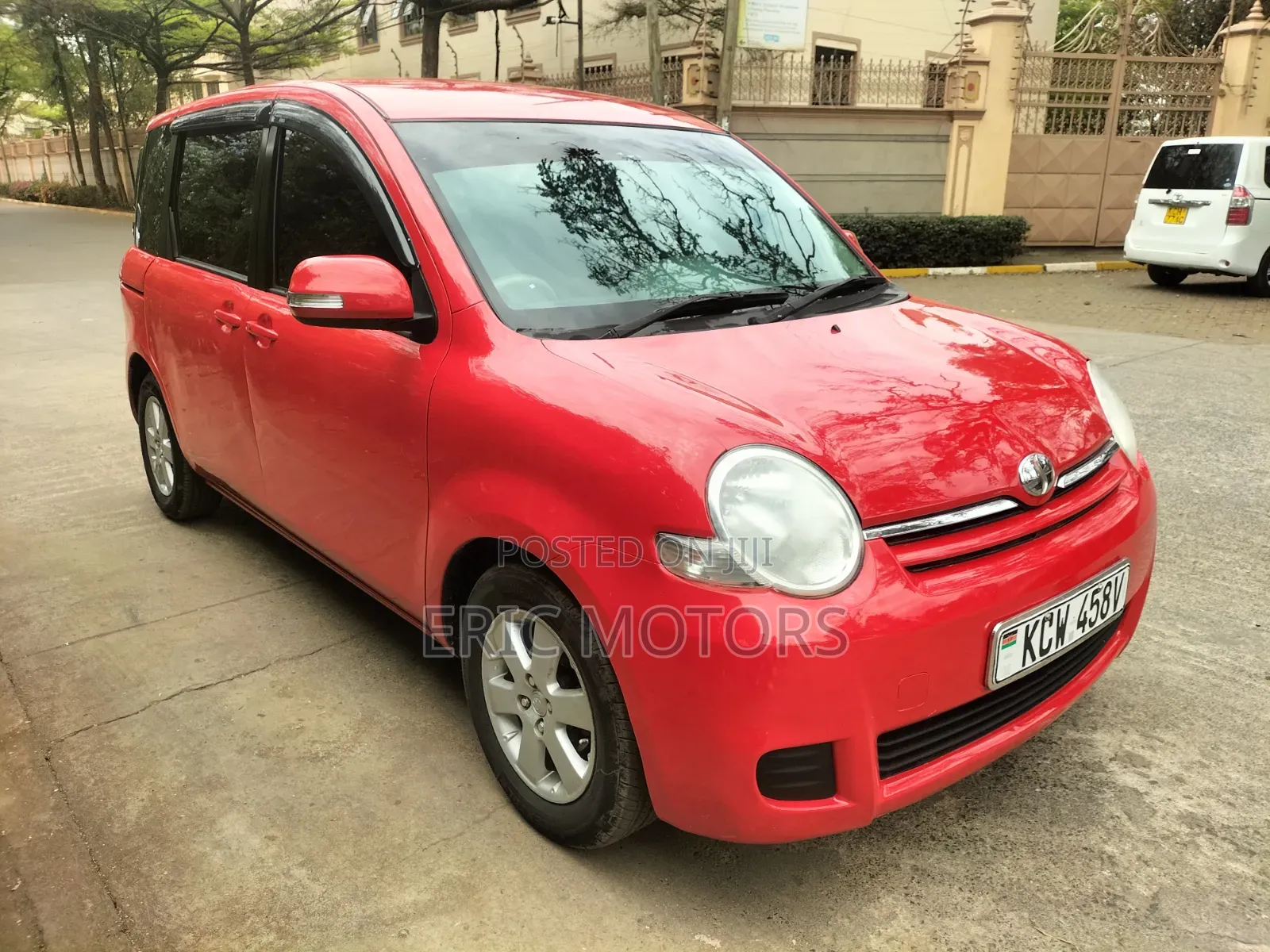 Toyota Sienta 2012 Red