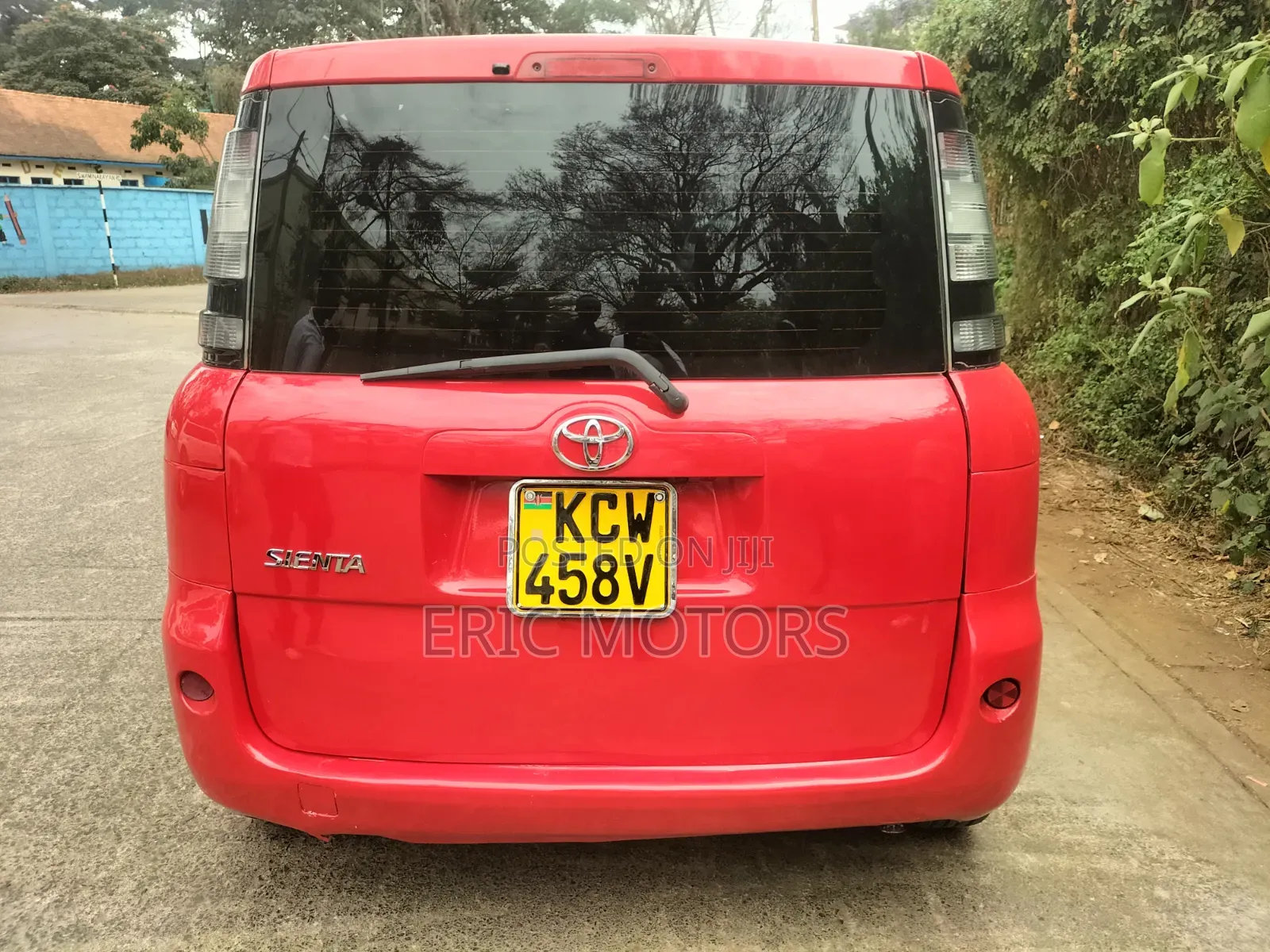 Toyota Sienta 2012 Red