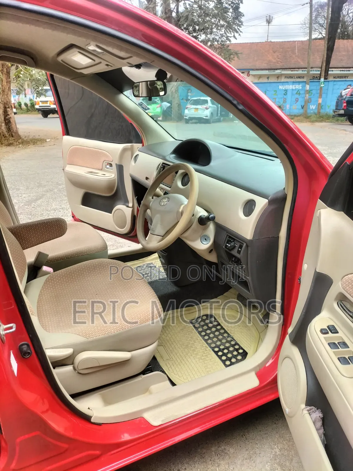Toyota Sienta 2012 Red