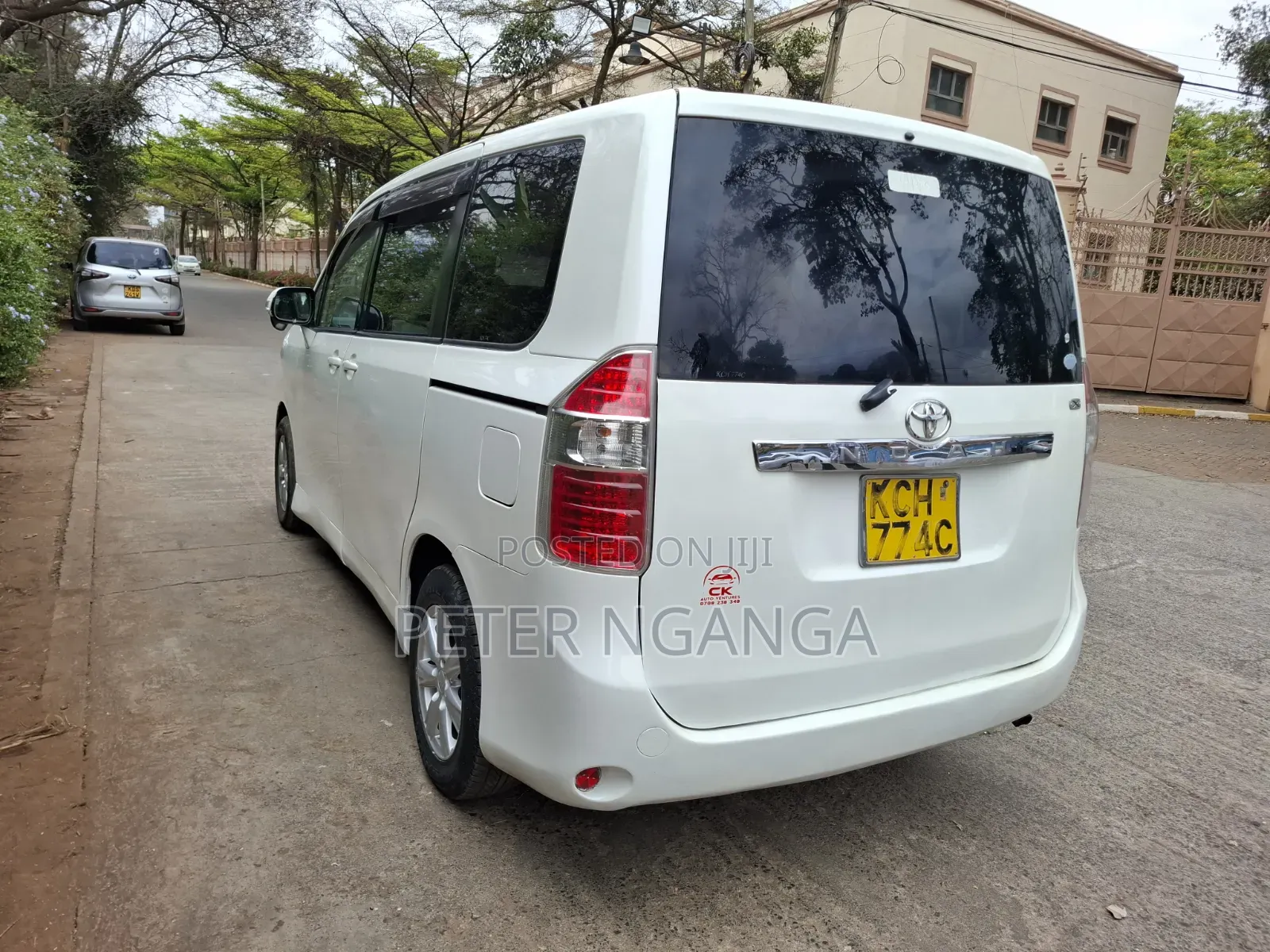 Toyota Noah 2.0 158hp FWD (8 Seater) 2009 White