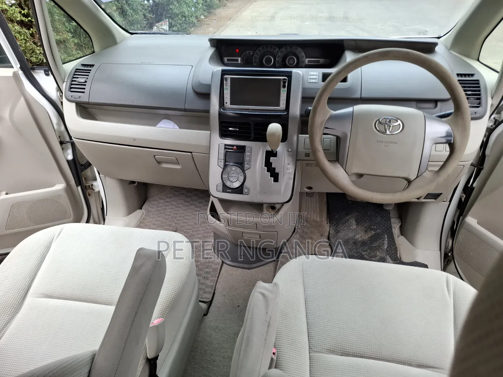 Toyota Noah 2.0 158hp FWD (8 Seater) 2009 White
