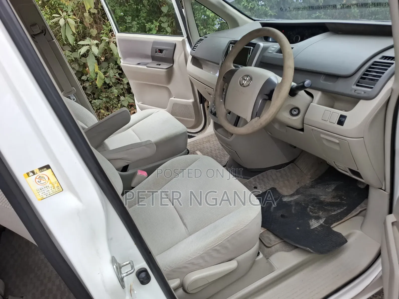 Toyota Noah 2.0 158hp FWD (8 Seater) 2009 White