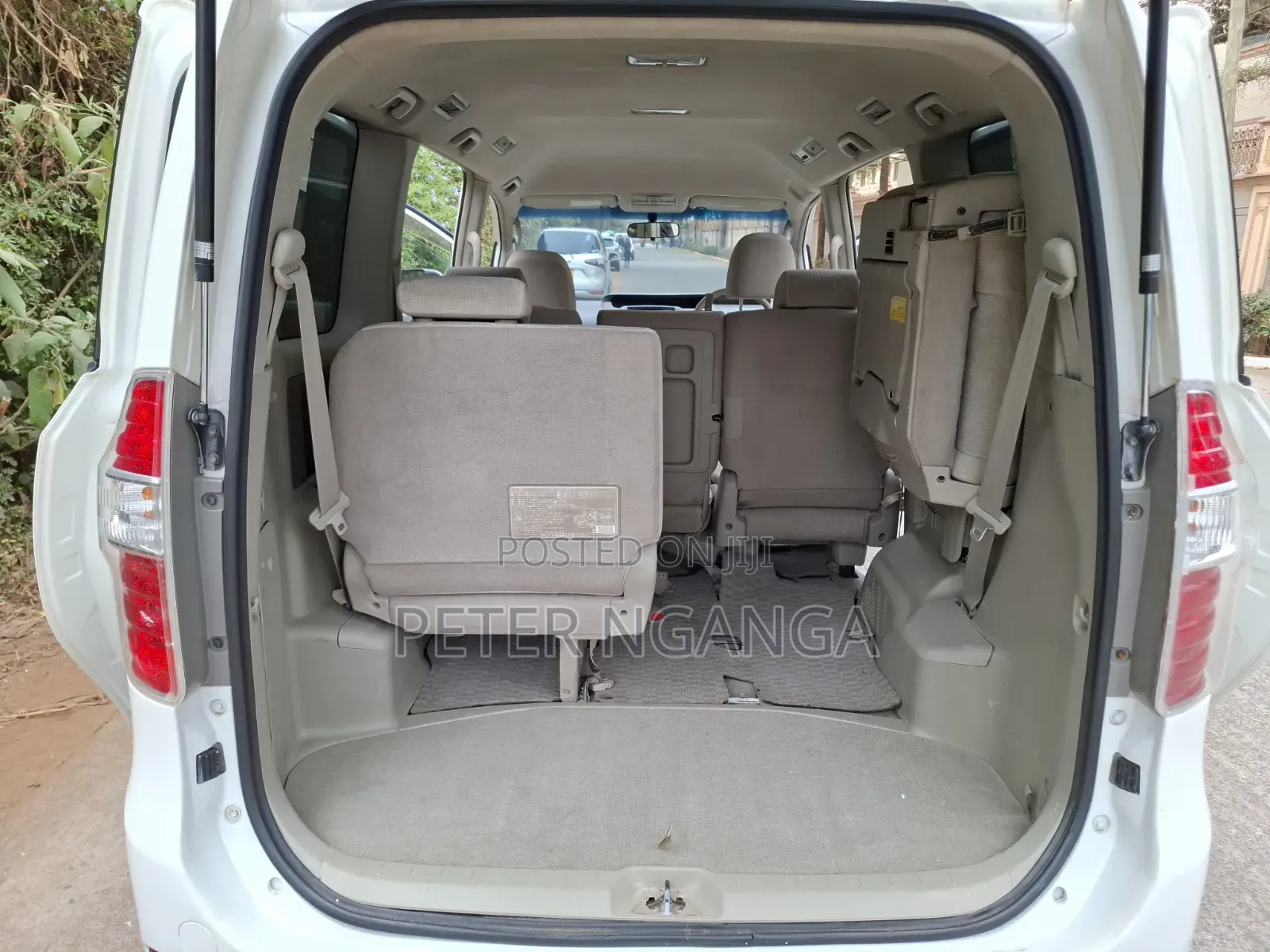 Toyota Noah 2.0 158hp FWD (8 Seater) 2009 White