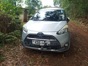 Toyota Sienta 1.5 Hybrid FWD 2018 Silver