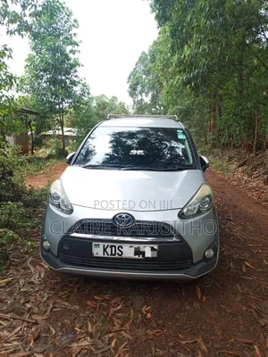 Toyota Sienta 1.5 Hybrid FWD 2018 Silver