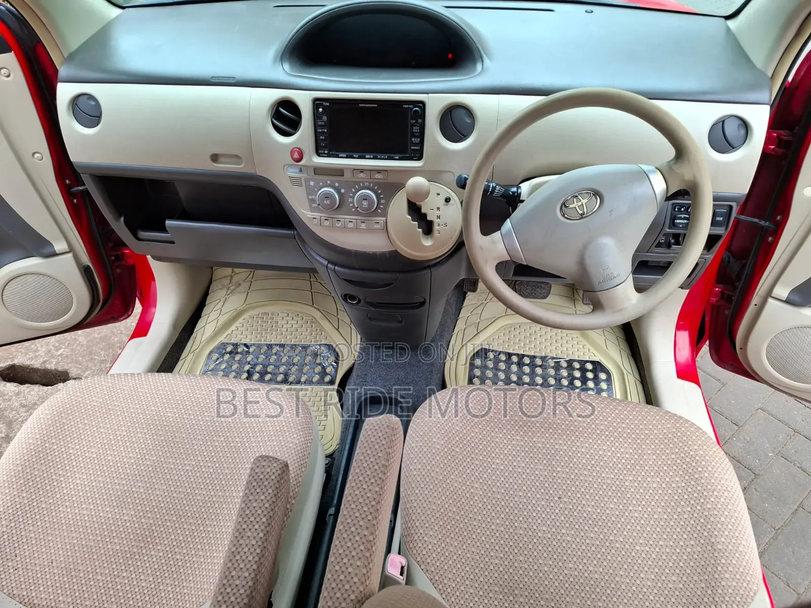 Toyota Sienta 1.5 FWD 2013 Red