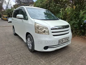 Toyota Noah 2.0 158hp FWD (8 Seater) 2009 White