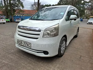 Toyota Noah 2.0 158hp FWD (8 Seater) 2009 White