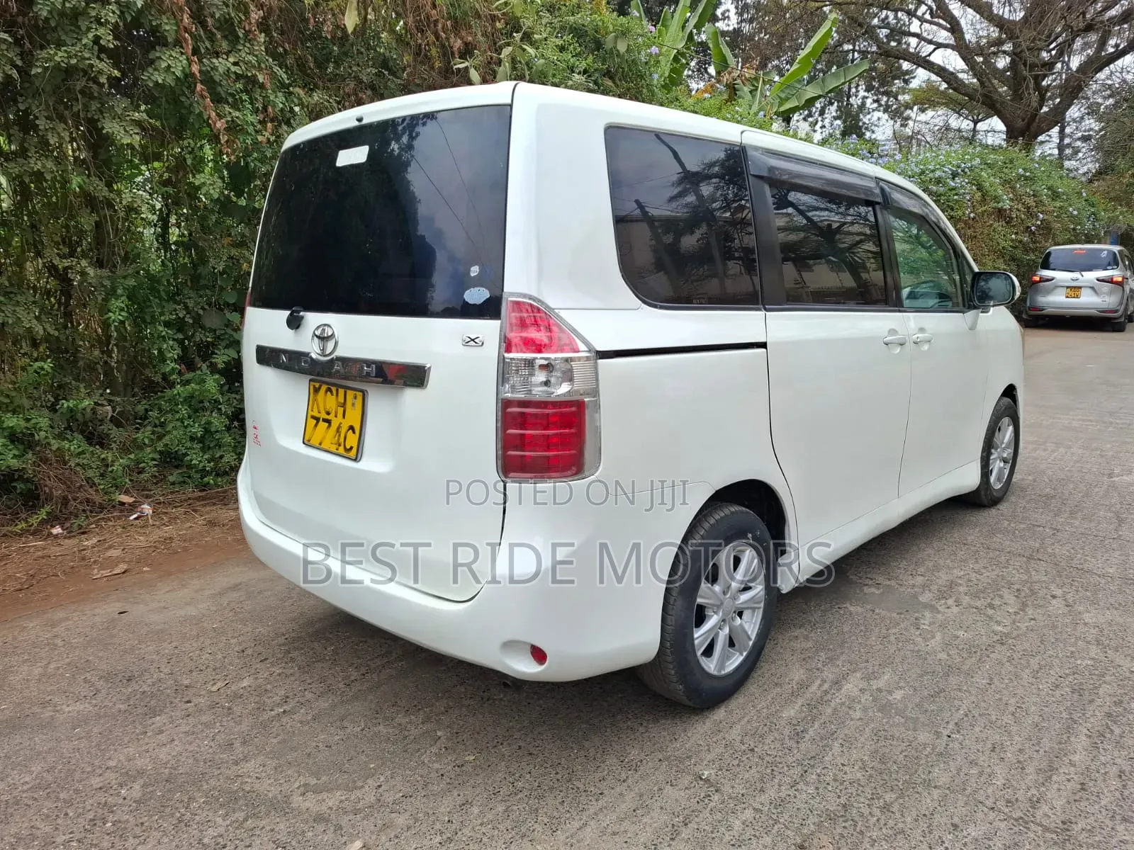 Toyota Noah 2.0 158hp FWD (8 Seater) 2009 White