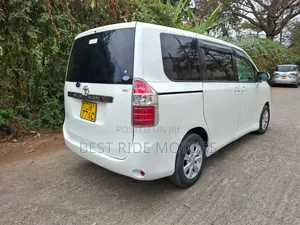 Toyota Noah 2.0 158hp FWD (8 Seater) 2009 White