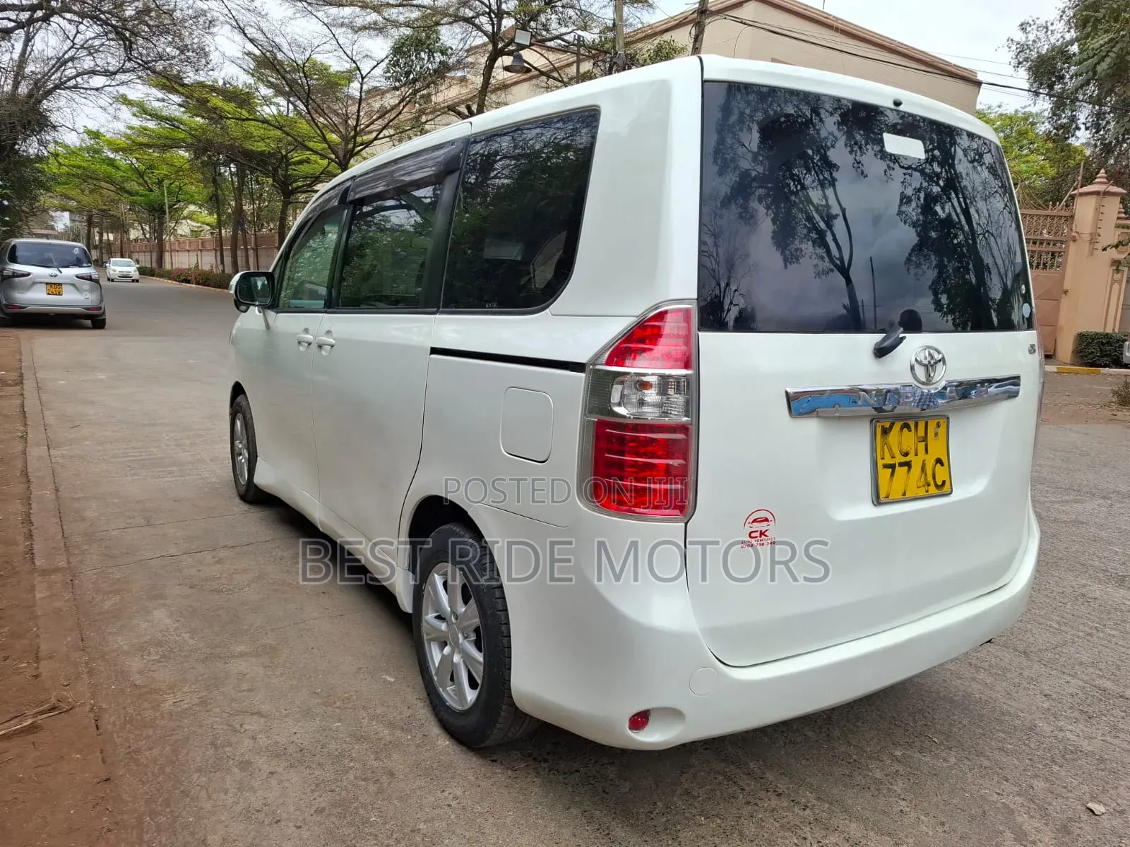 Toyota Noah 2.0 158hp FWD (8 Seater) 2009 White