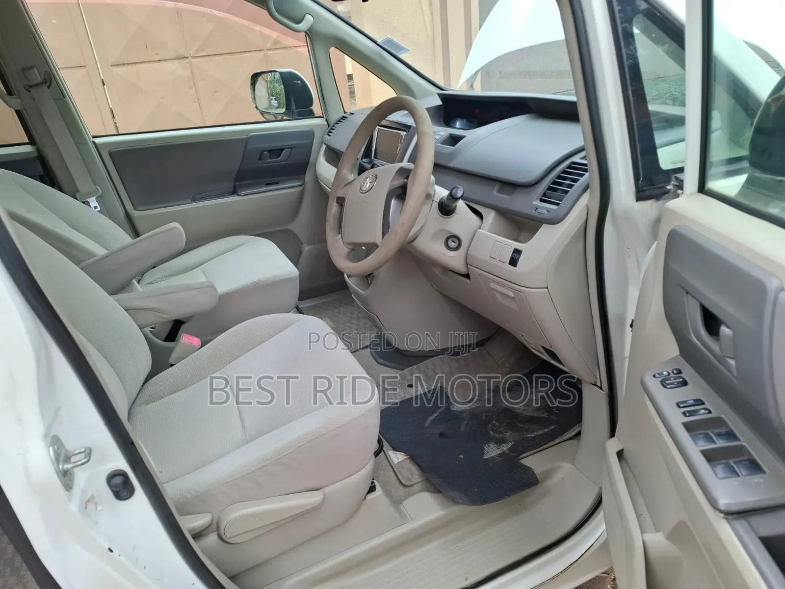 Toyota Noah 2.0 158hp FWD (8 Seater) 2009 White
