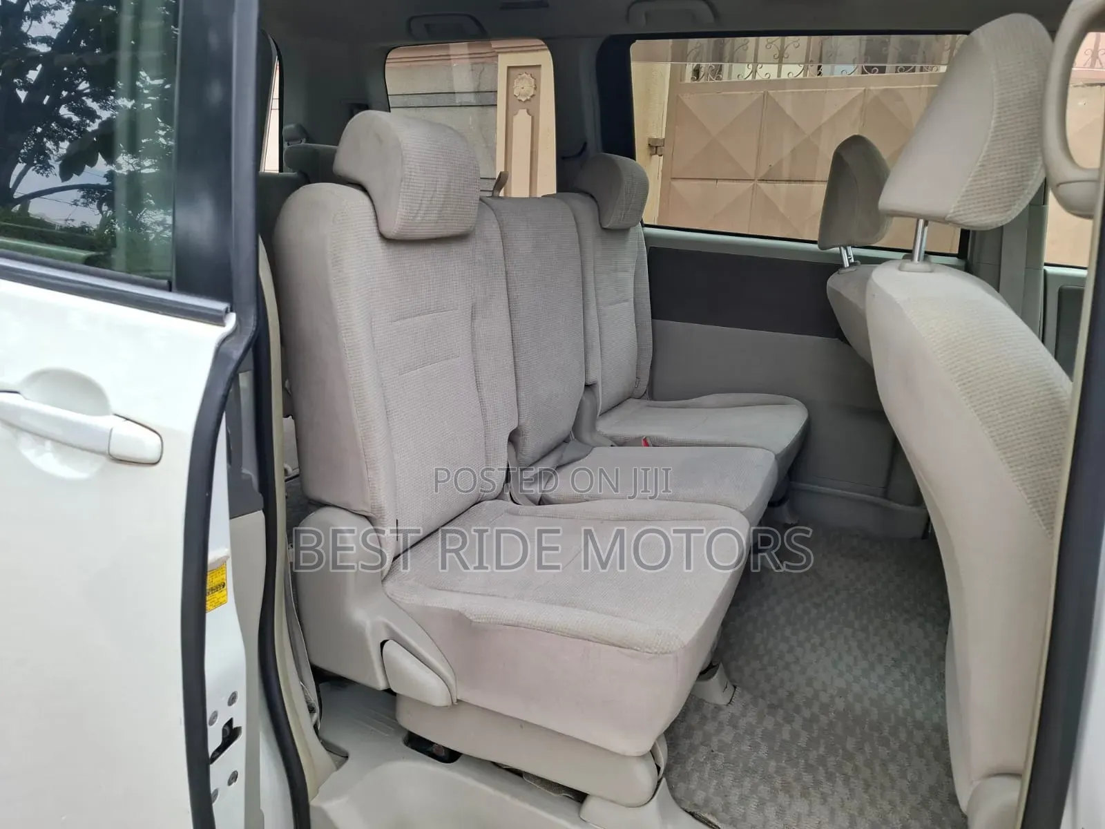 Toyota Noah 2.0 158hp FWD (8 Seater) 2009 White