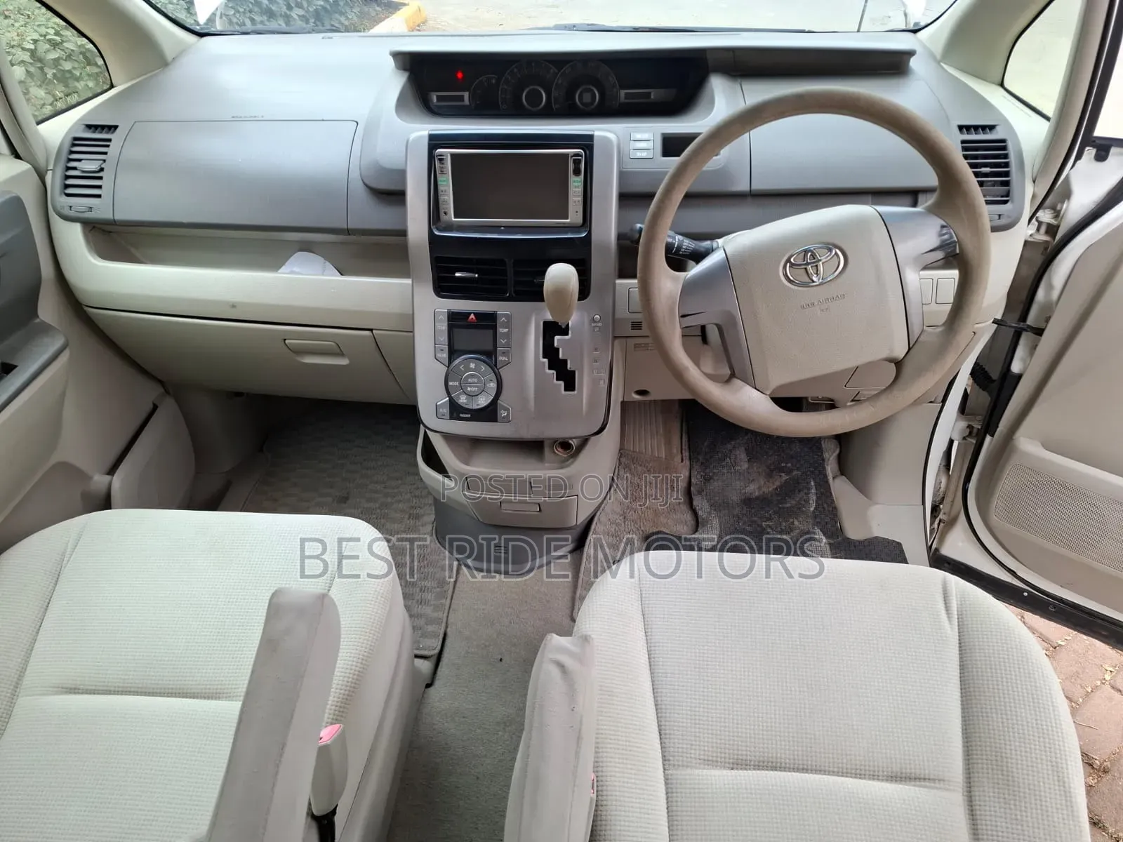 Toyota Noah 2.0 158hp FWD (8 Seater) 2009 White